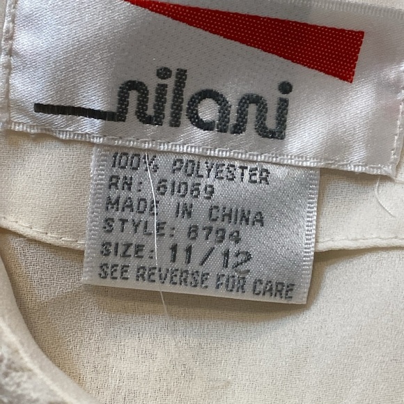 VNTG Nilani Lace Bid Blouse with Buttons Down the Back - Picture 4 of 9